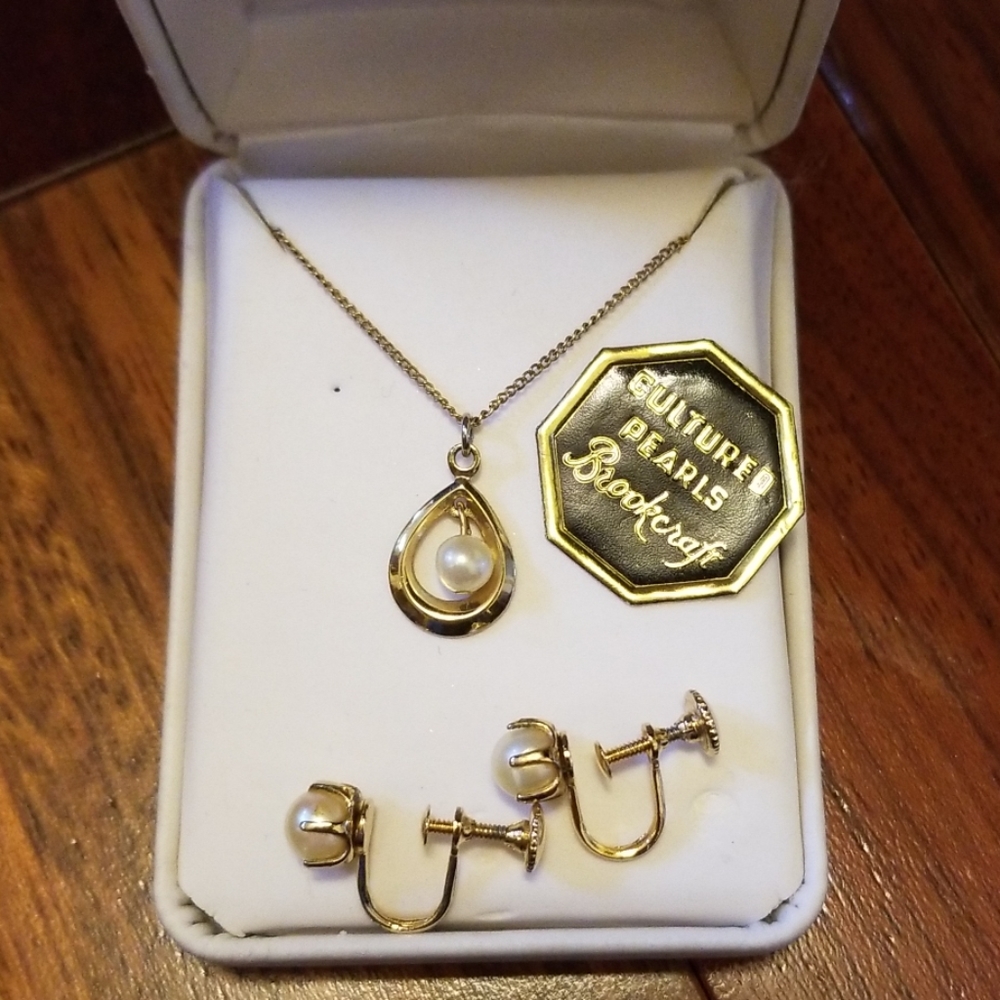 Vintage cultured pearl necklace and earrings